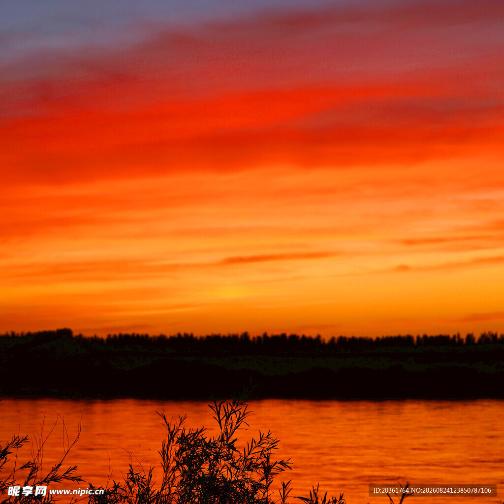 夕阳下的绚烂湖景