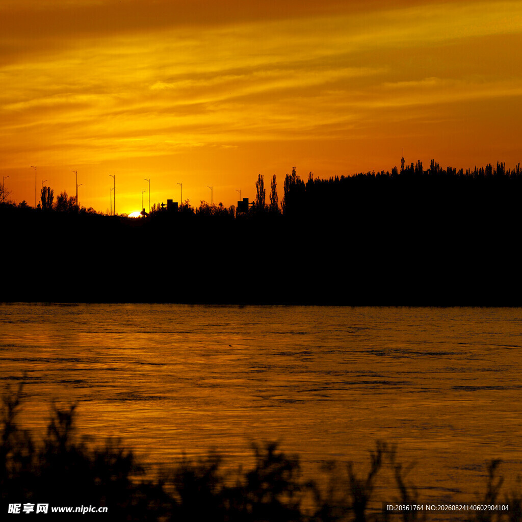 夕阳下的河畔美景