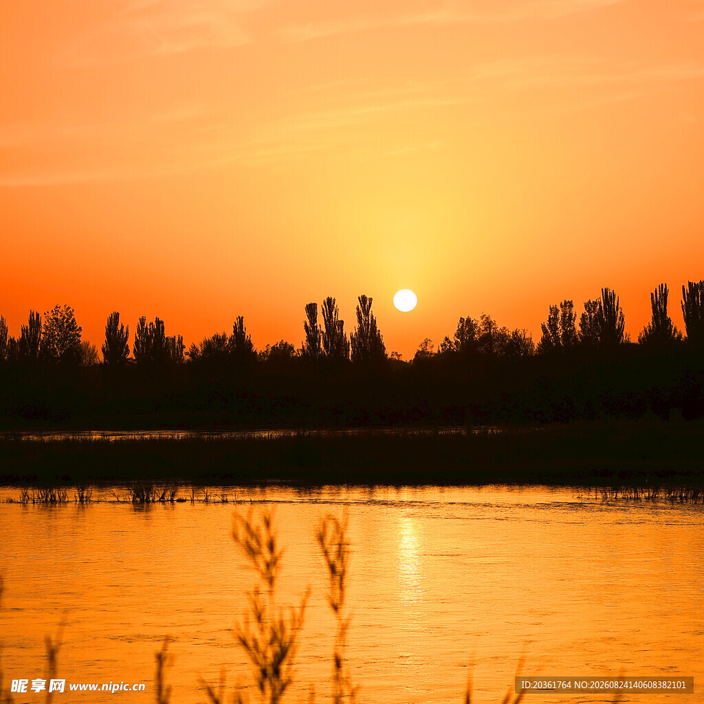 夕阳下的湖畔美景