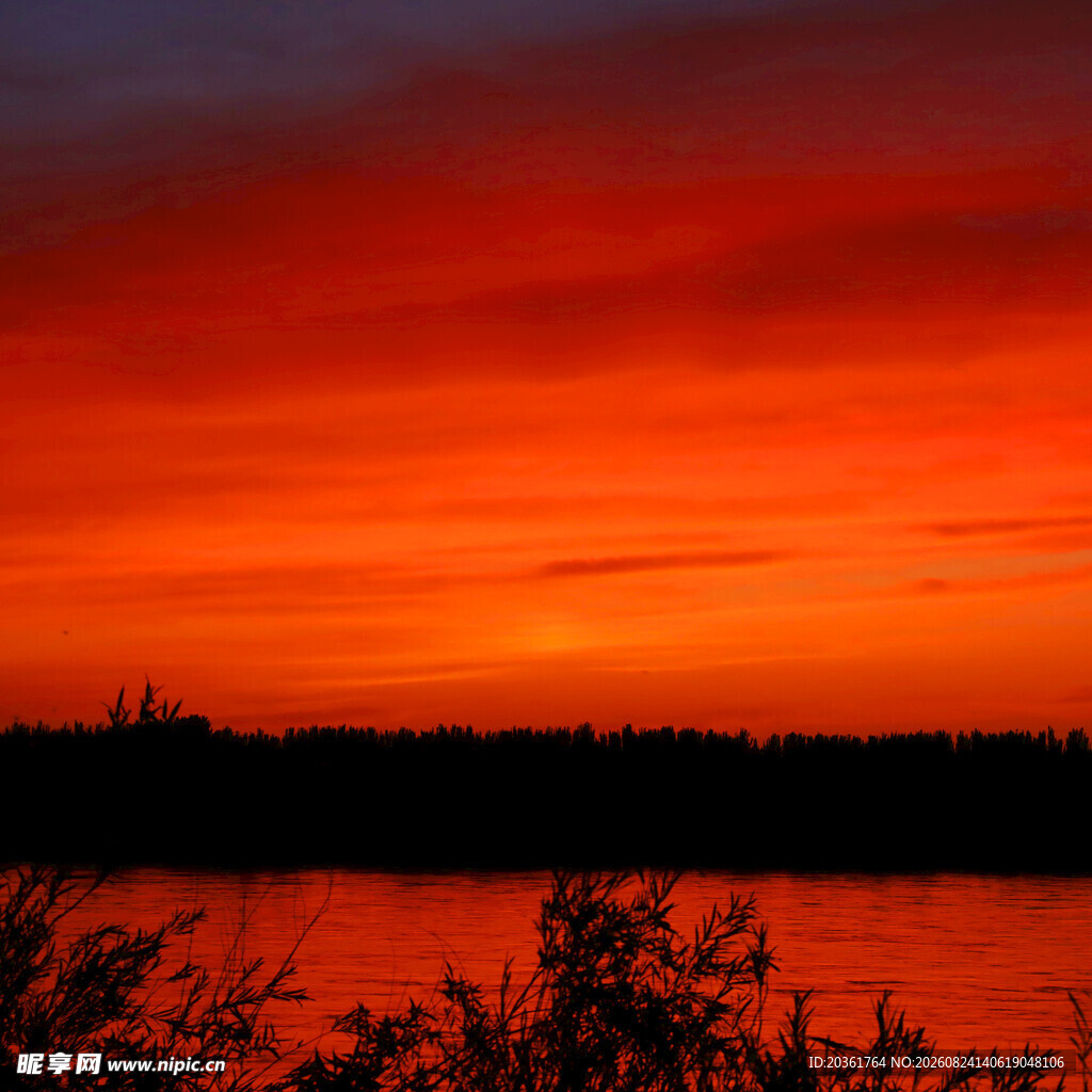 夕阳下的绚烂湖景