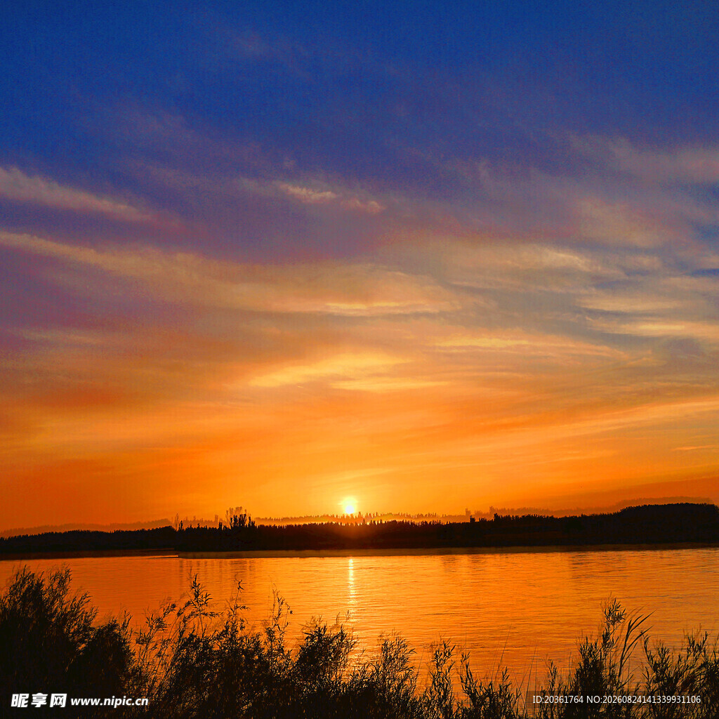夕阳下的湖畔绚丽美景