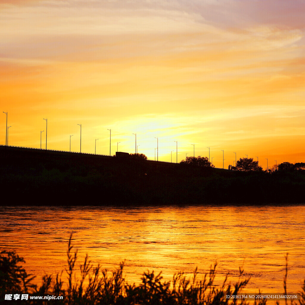 夕阳下的河畔美景