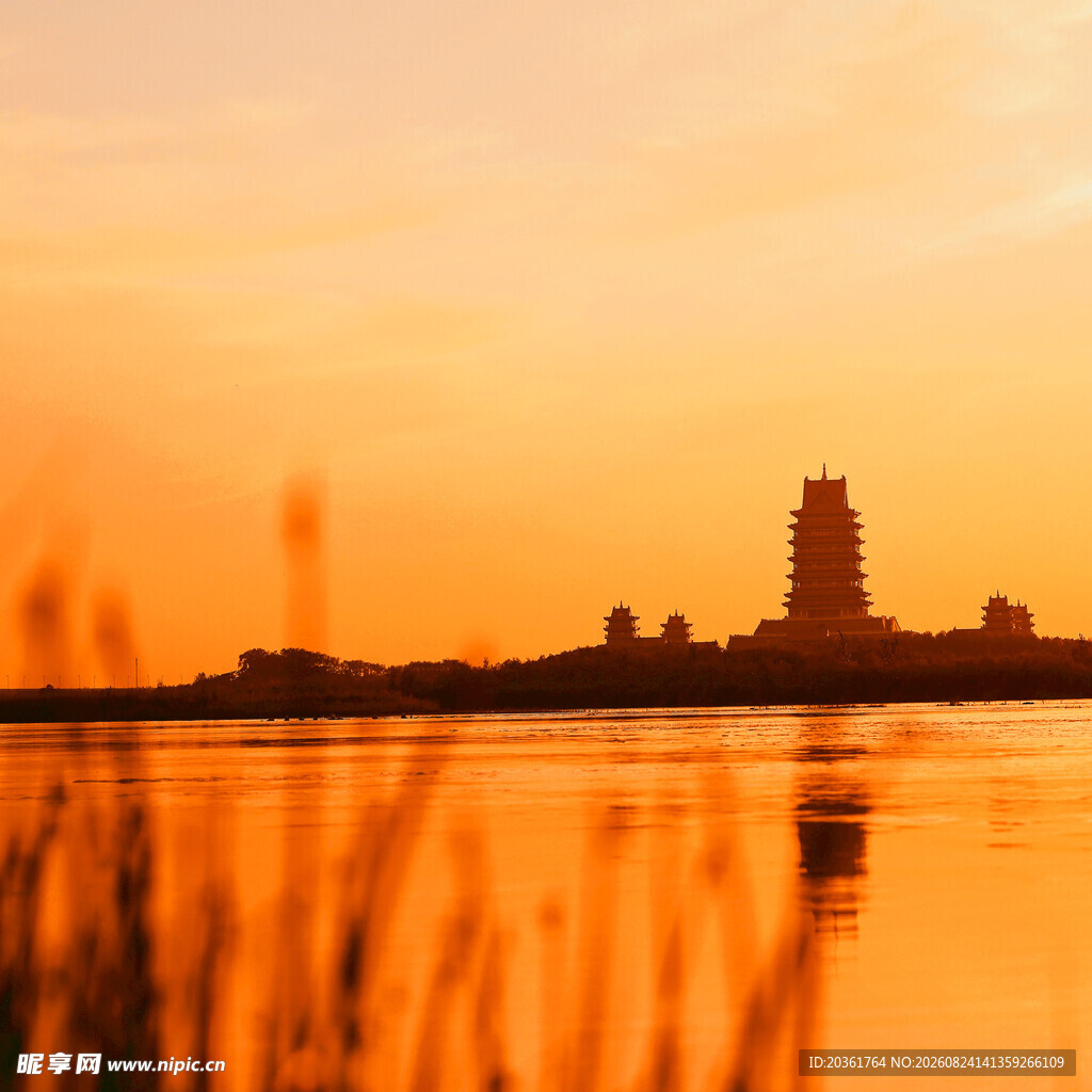 夕阳下的水边建筑剪影