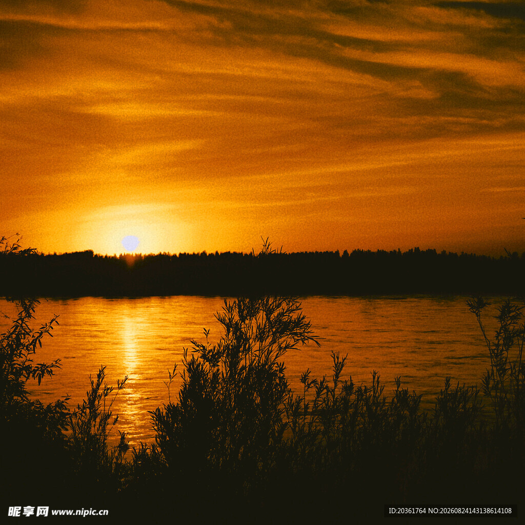 湖畔夕阳美景
