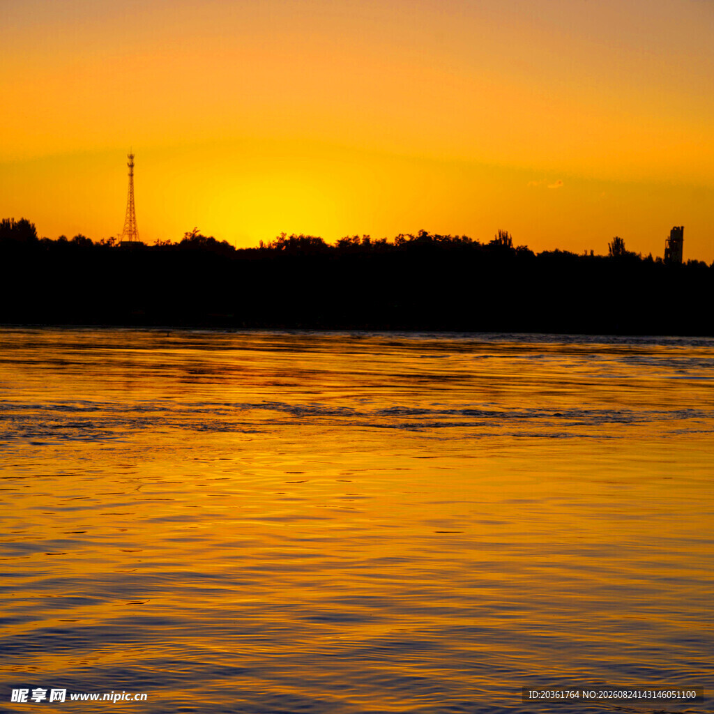 夕阳下波光粼粼的水面