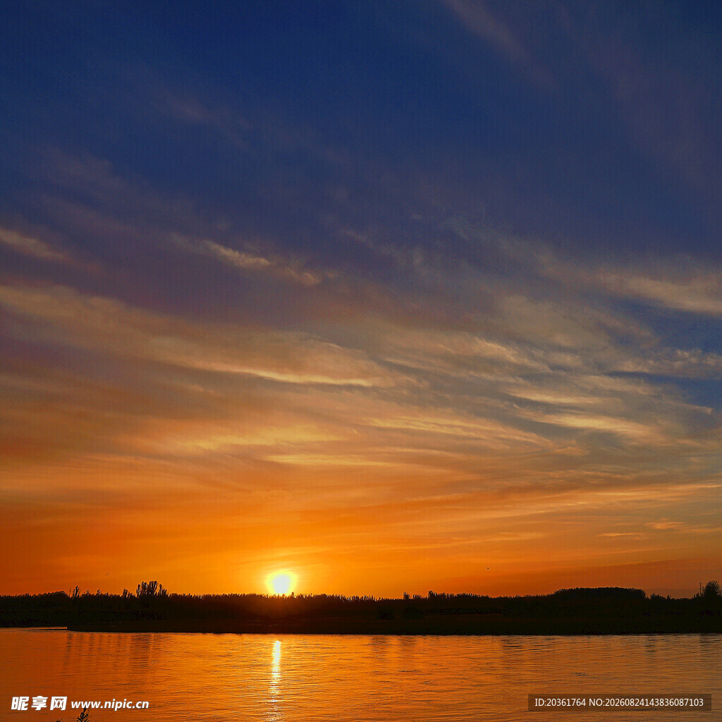 湖畔壮丽日落美景
