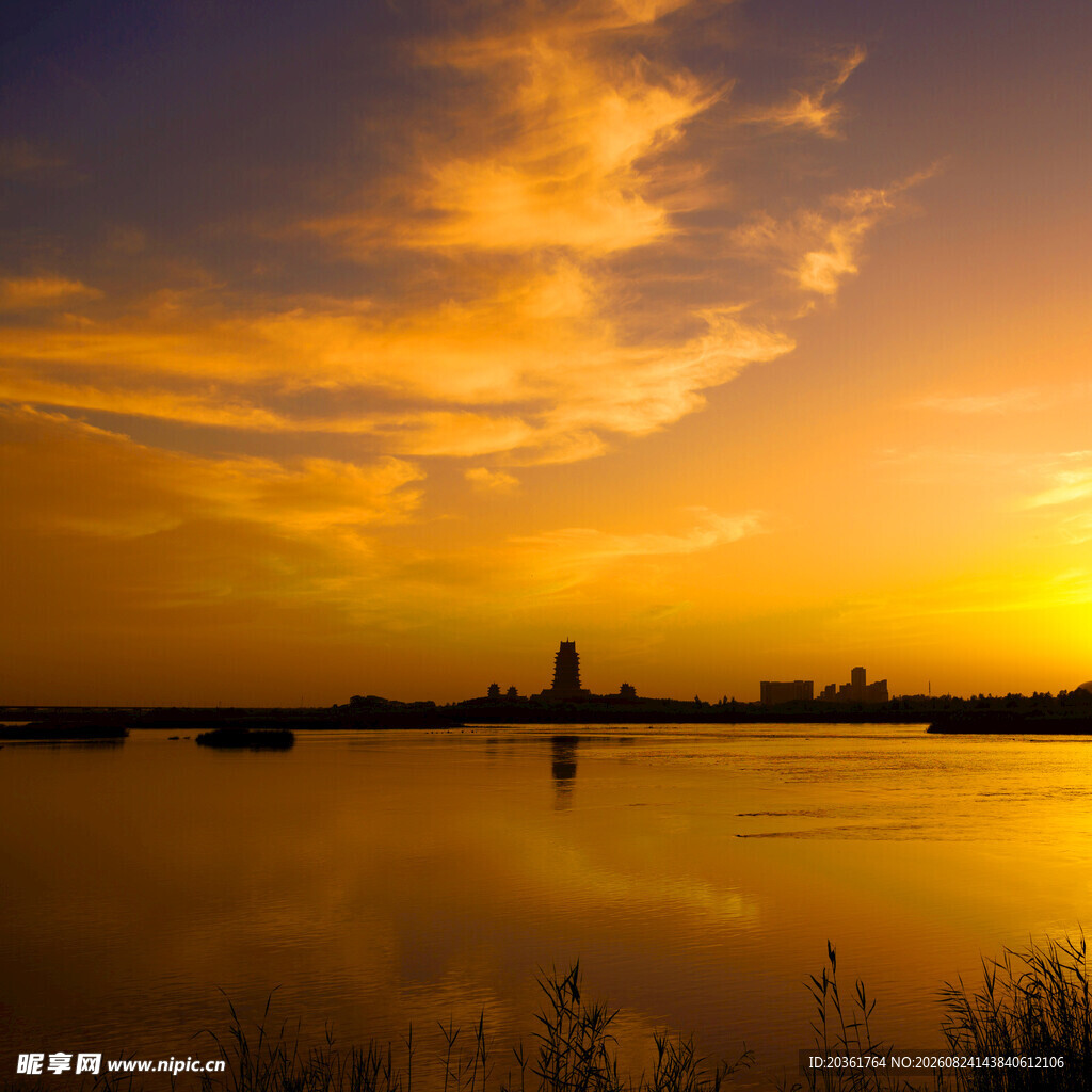 湖畔绝美日落景观