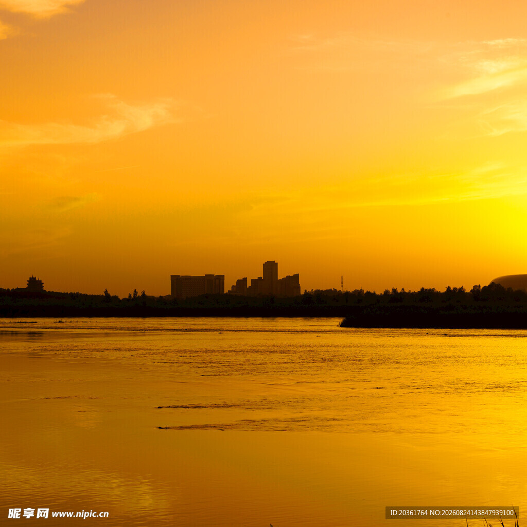 夕阳下的城市湖畔美景