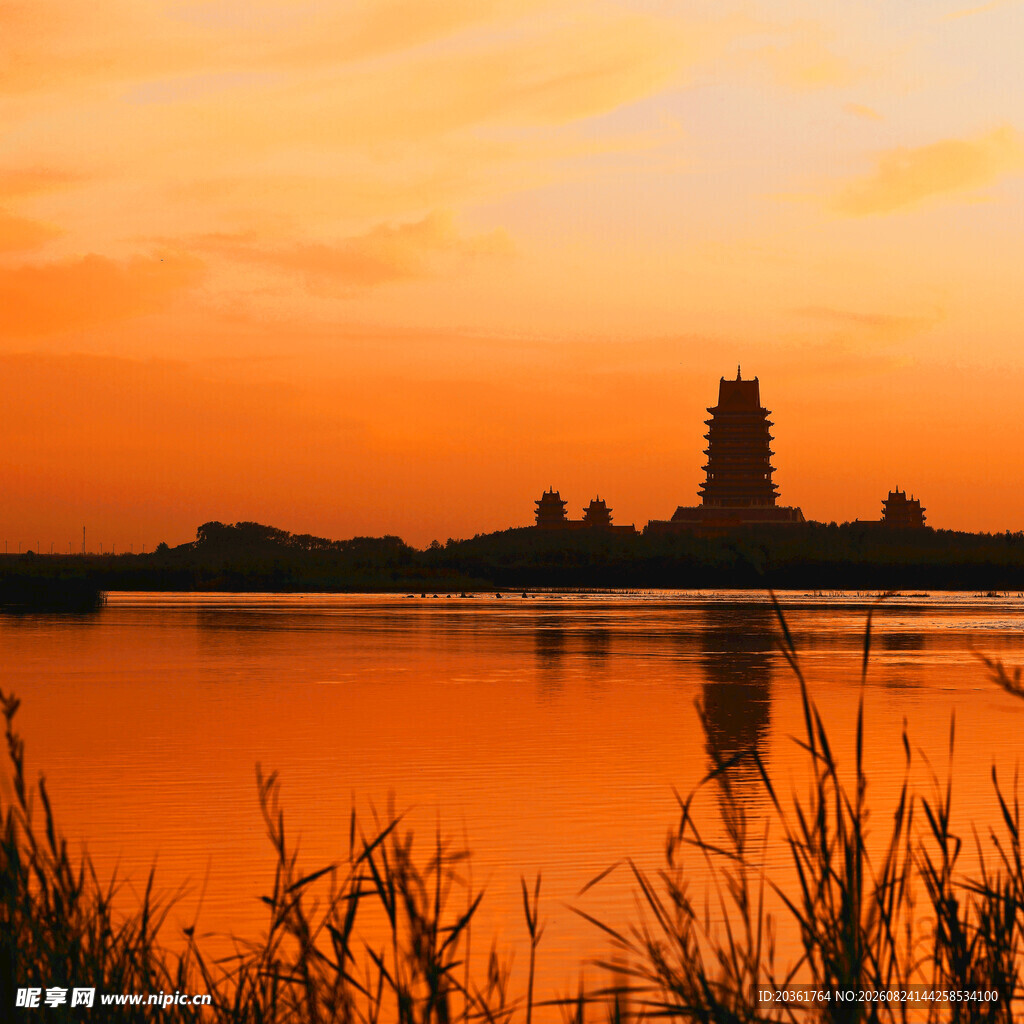 夕阳下湖畔的古塔美景