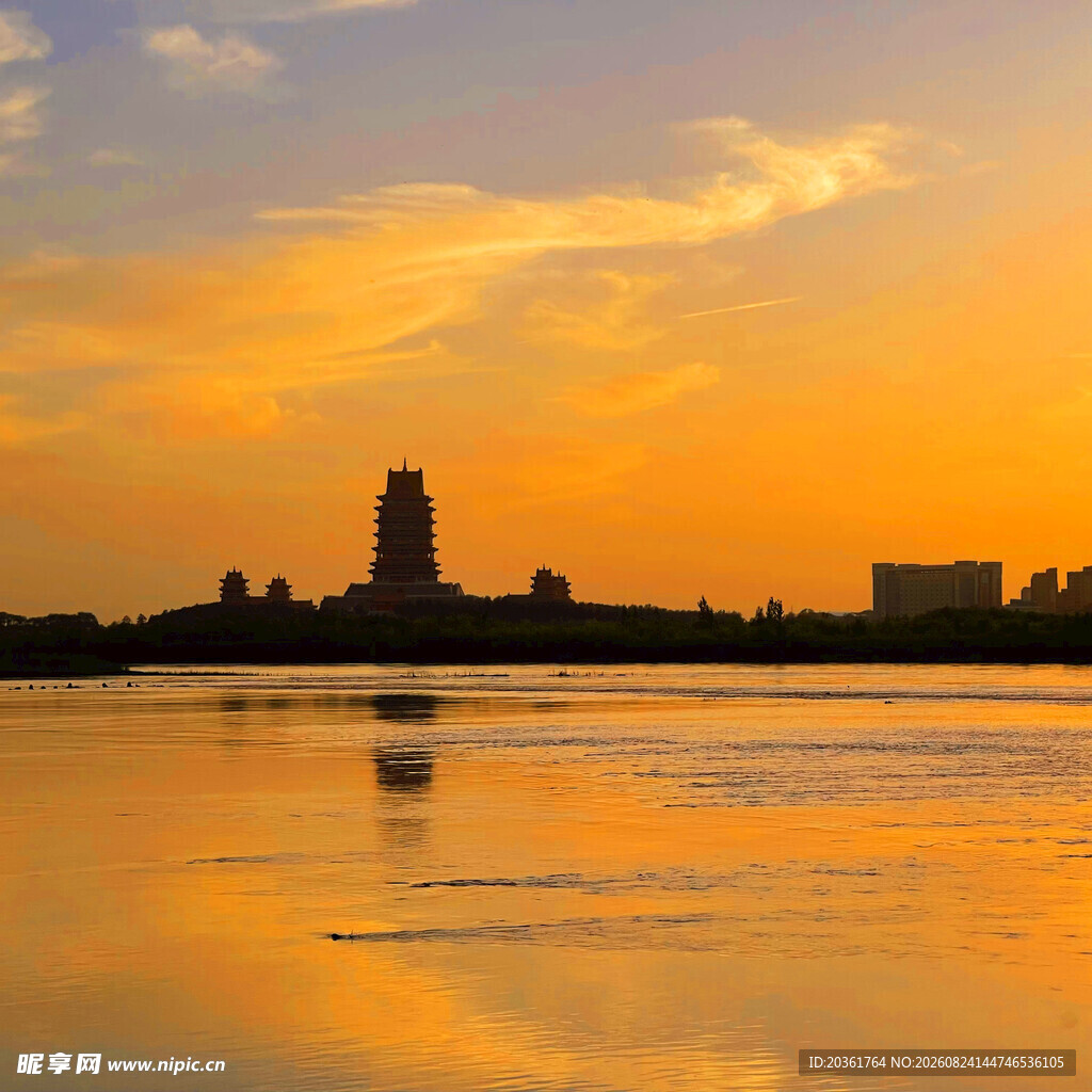 夕阳下的水边建筑美景