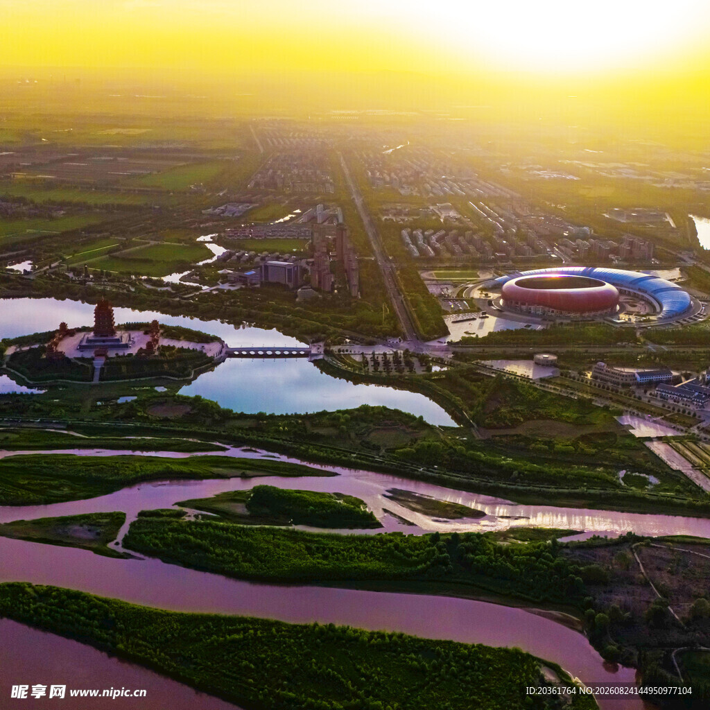 夕阳下的城市景观风光