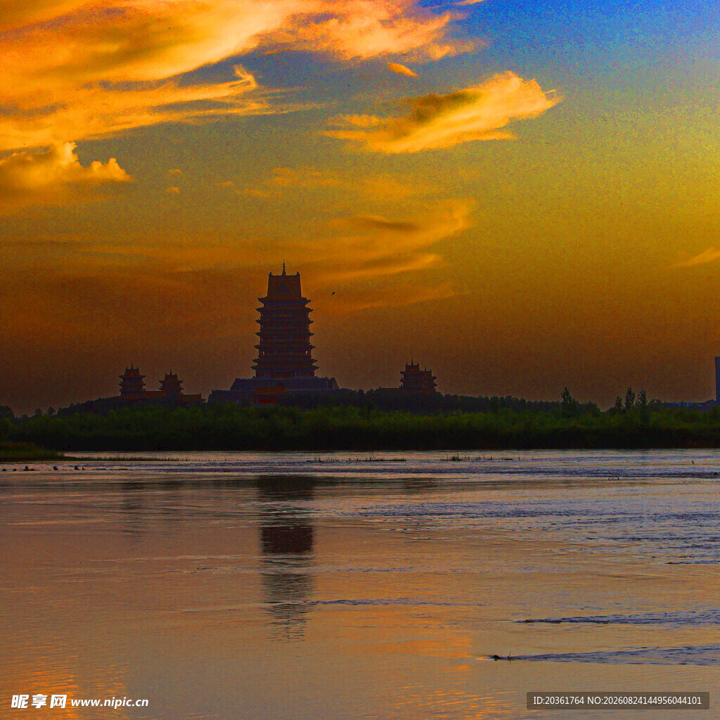 夕阳下的古塔与平静湖面