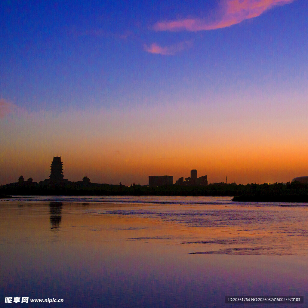 湖畔绚丽黄昏美景
