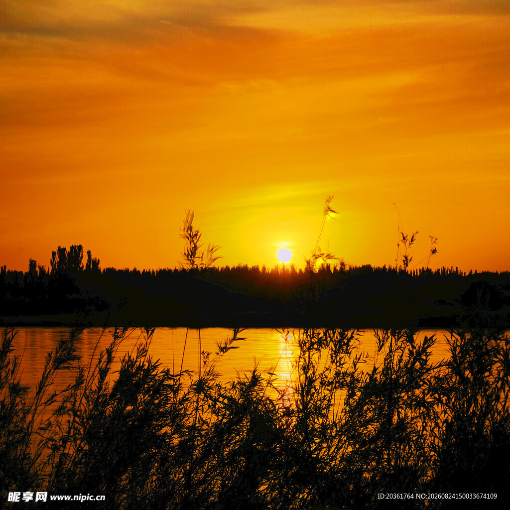 夕阳下的湖畔美景