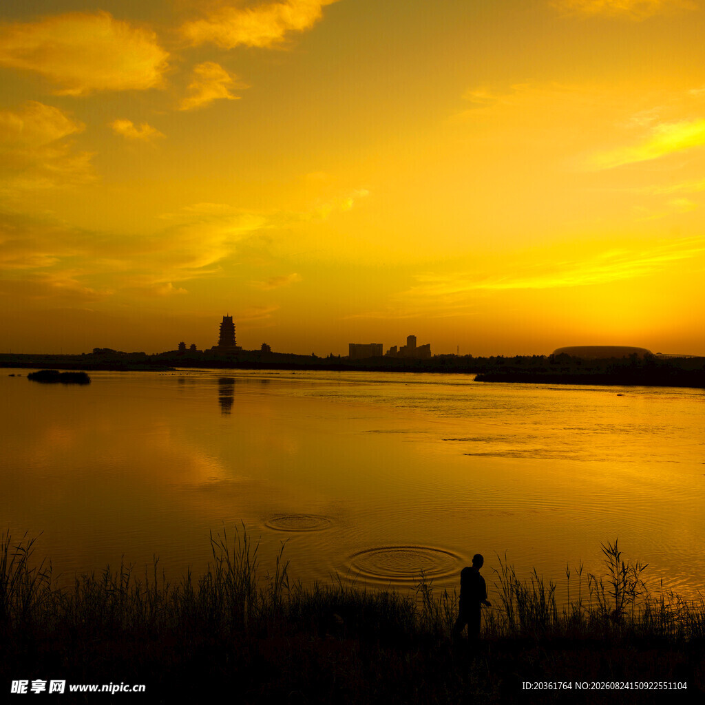 夕阳下湖畔的孤独身影