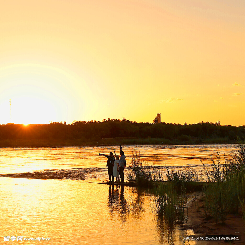 夕阳下河畔的温馨景象