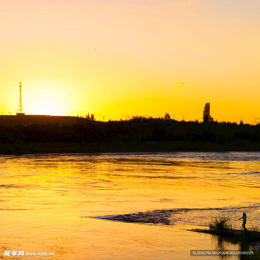 夕阳下波光粼粼的河畔美景