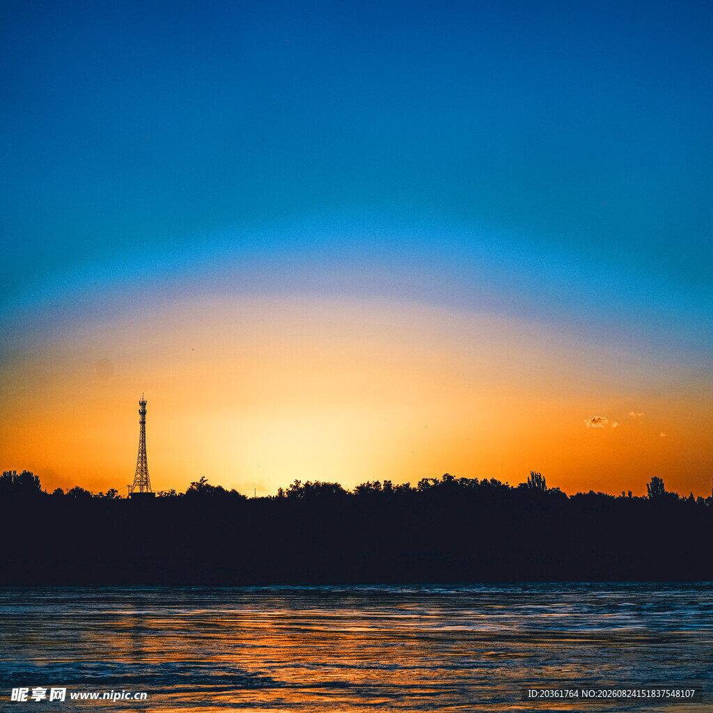 夕阳下的城市天际线景观