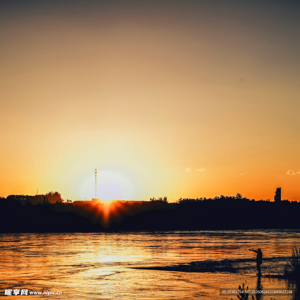 夕阳下波光粼粼的城市水域