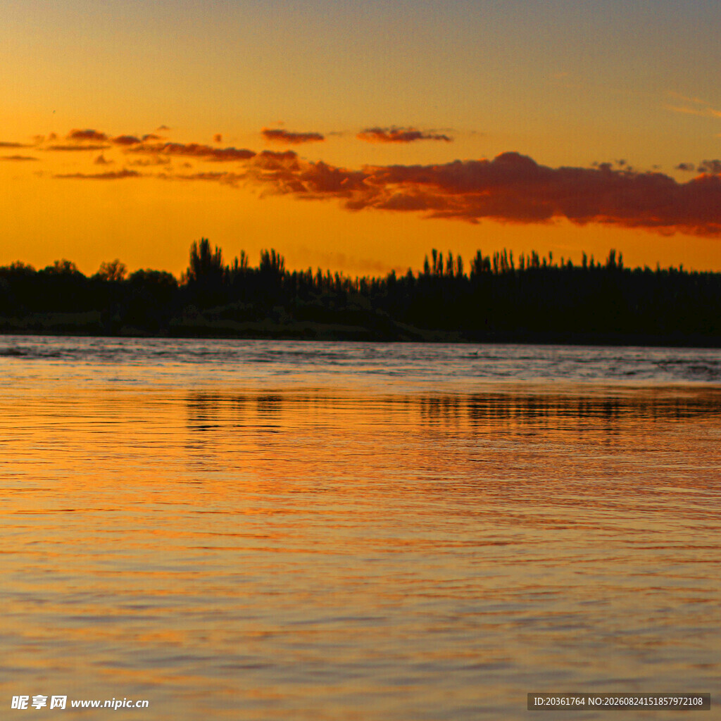 夕阳下的城市湖畔美景