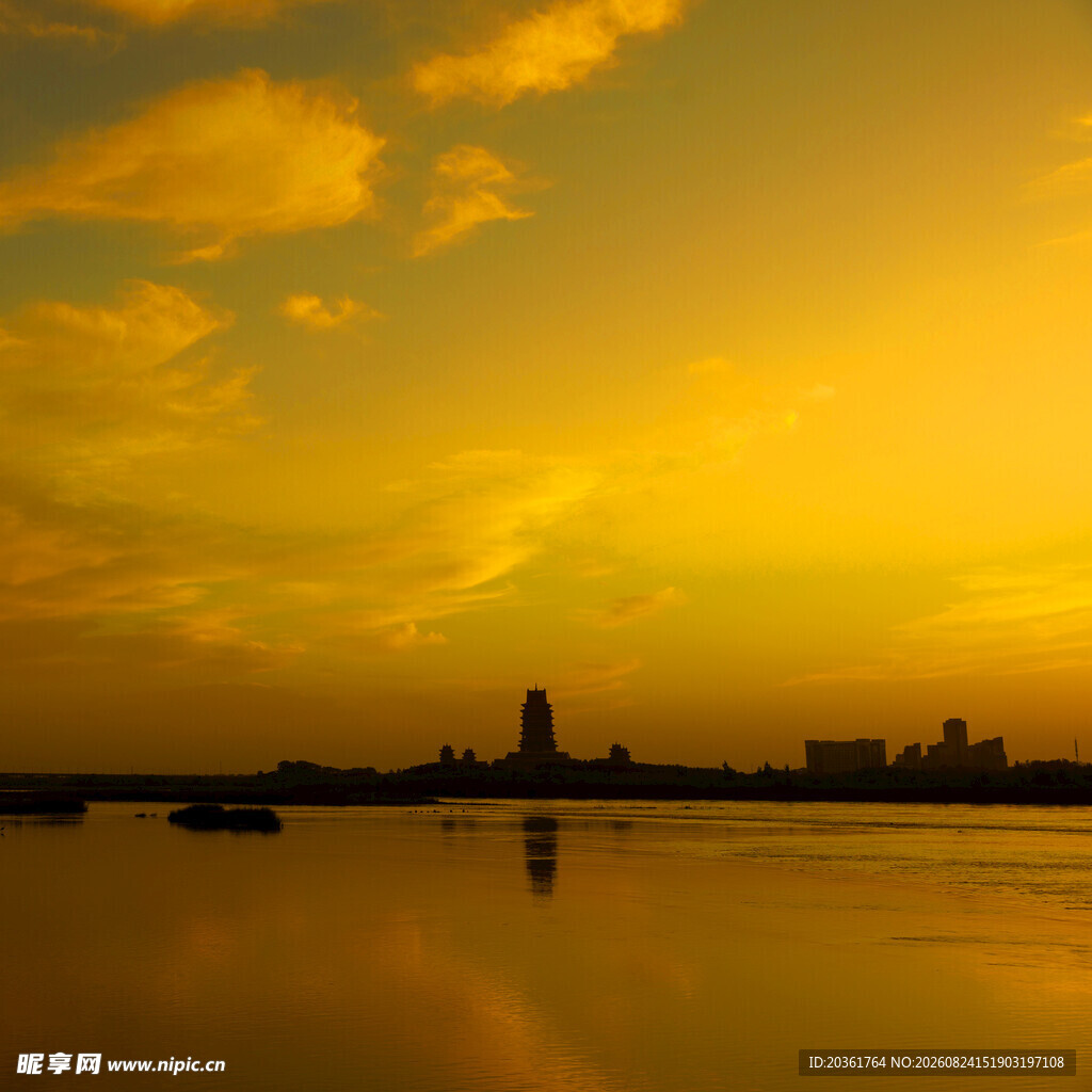 夕阳下的城市湖畔美景