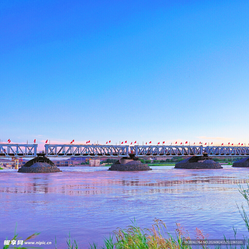 河畔桥梁美景