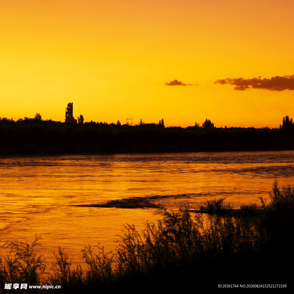 夕阳下的河畔美景