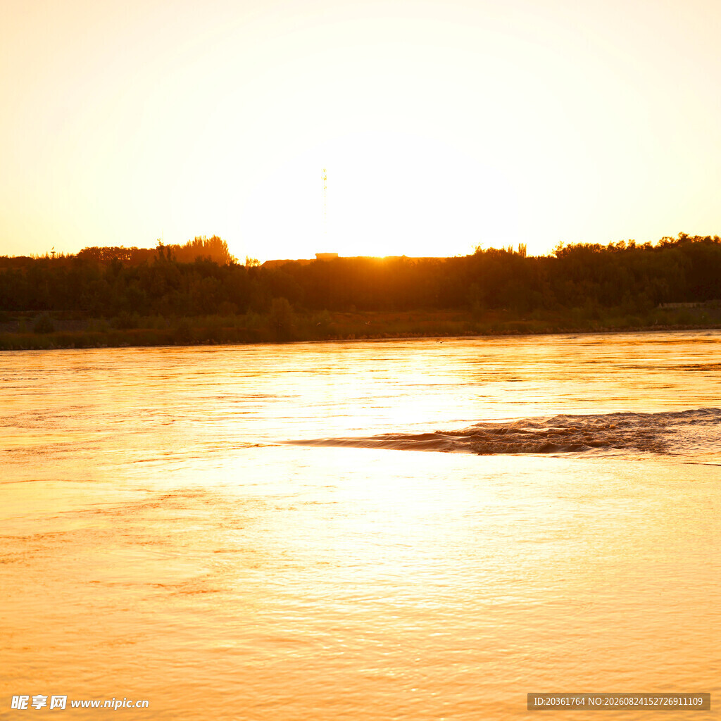 夕阳下波光粼粼的水面