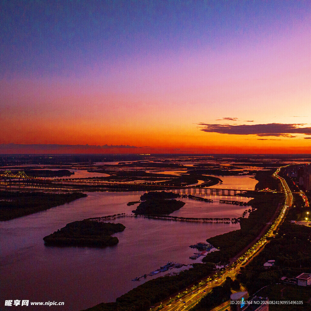 夕阳下的河畔公路美景