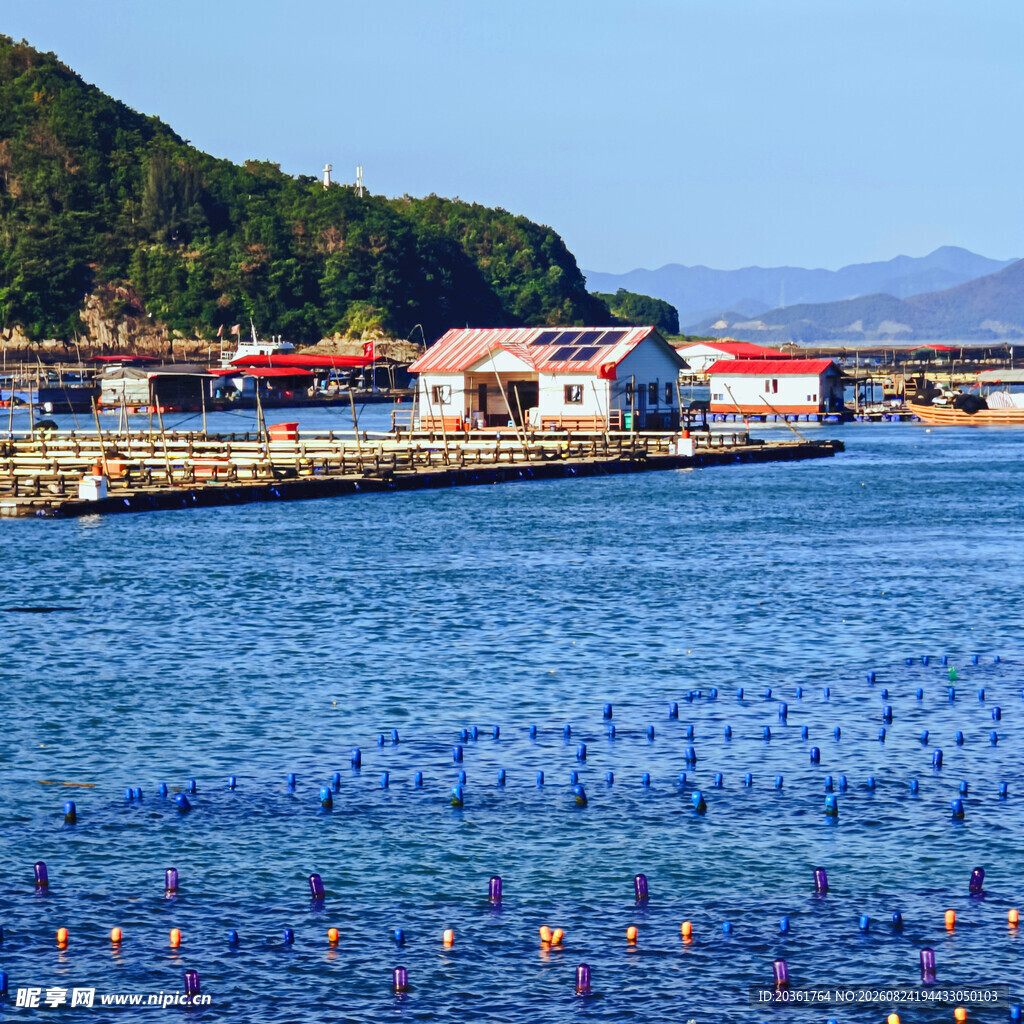 海边渔村与海上养殖景观
