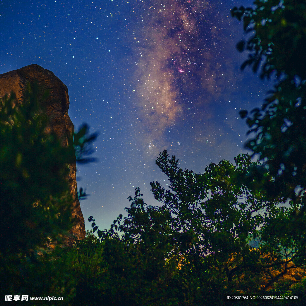 夜空下的岩石与璀璨星河