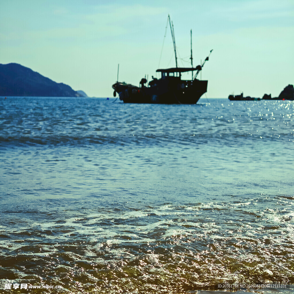 海上渔船与岸边风景
