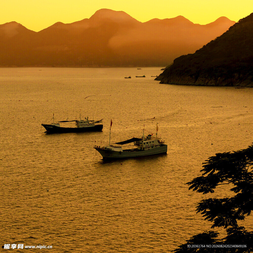 夕阳下湖面的静谧船只
