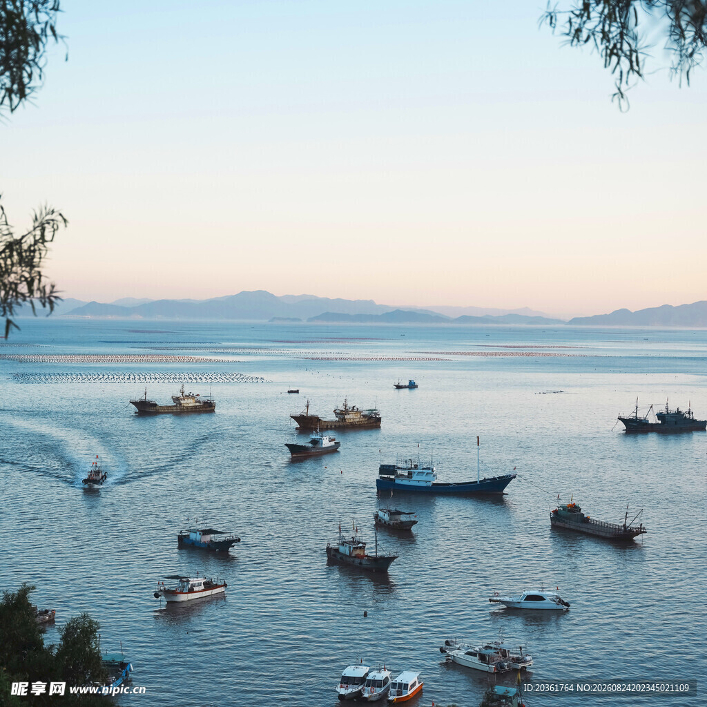 海上船只停泊的美丽景致