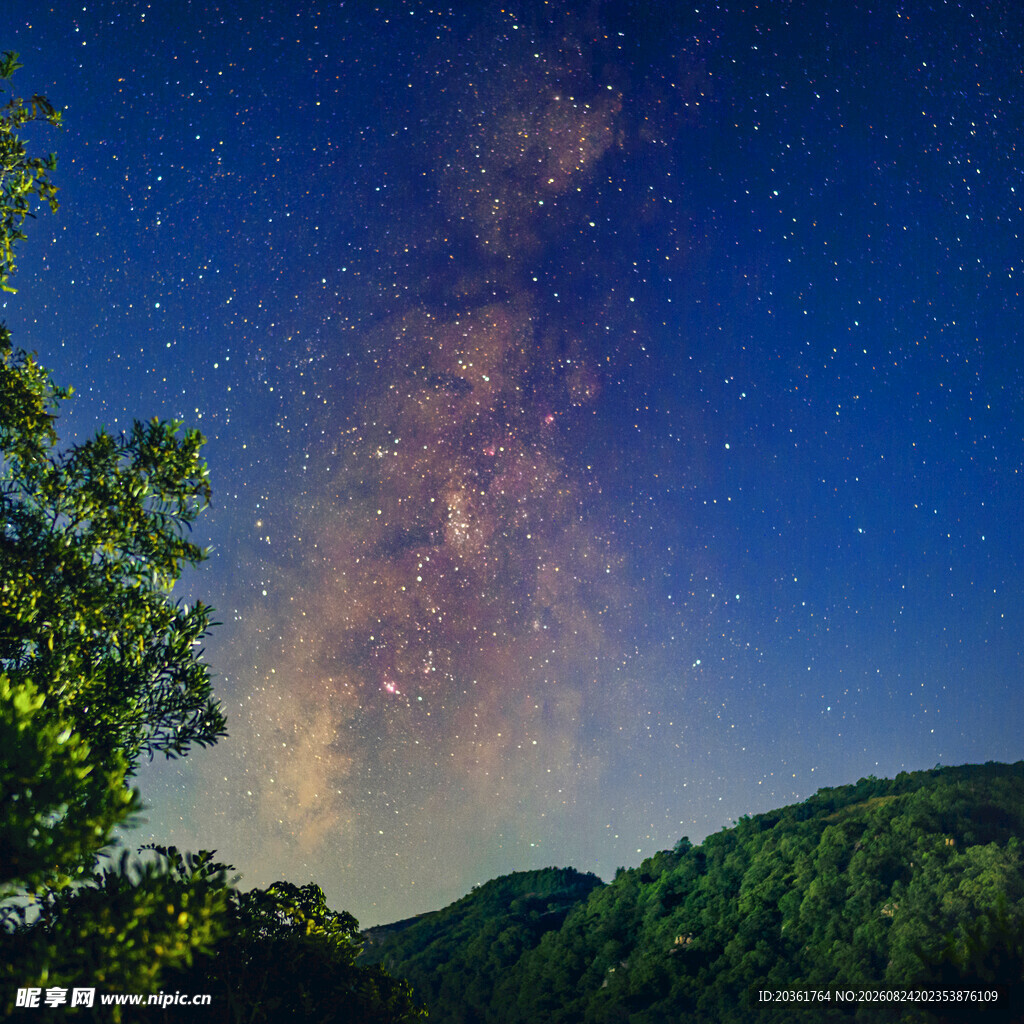 山林上空璀璨的梦幻星河