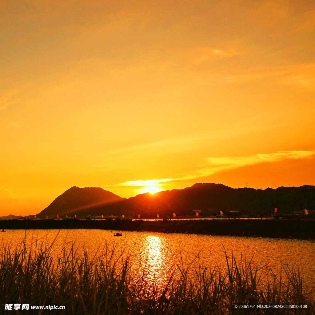 夕阳下的湖岸美景