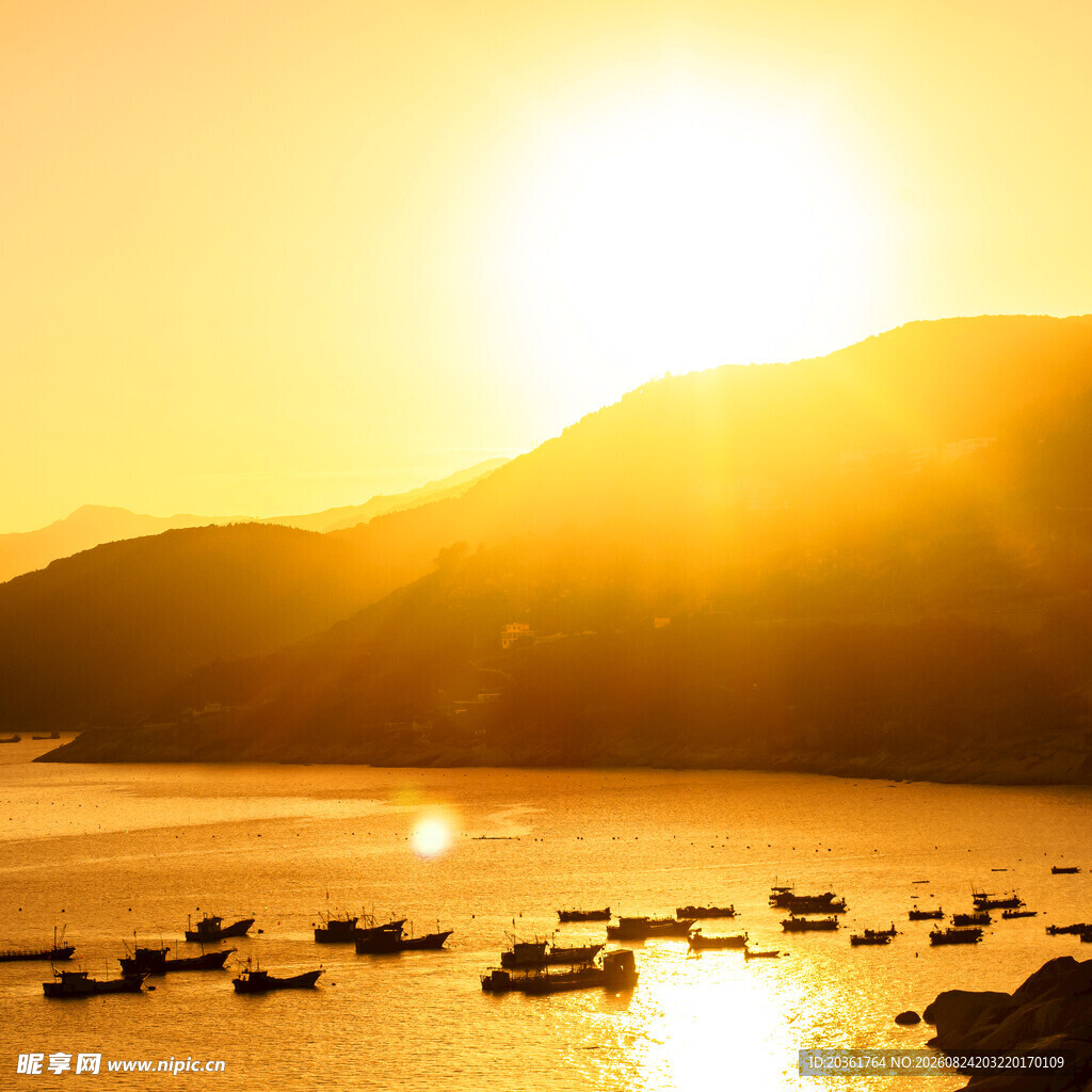 夕阳下的湖面与停泊船只