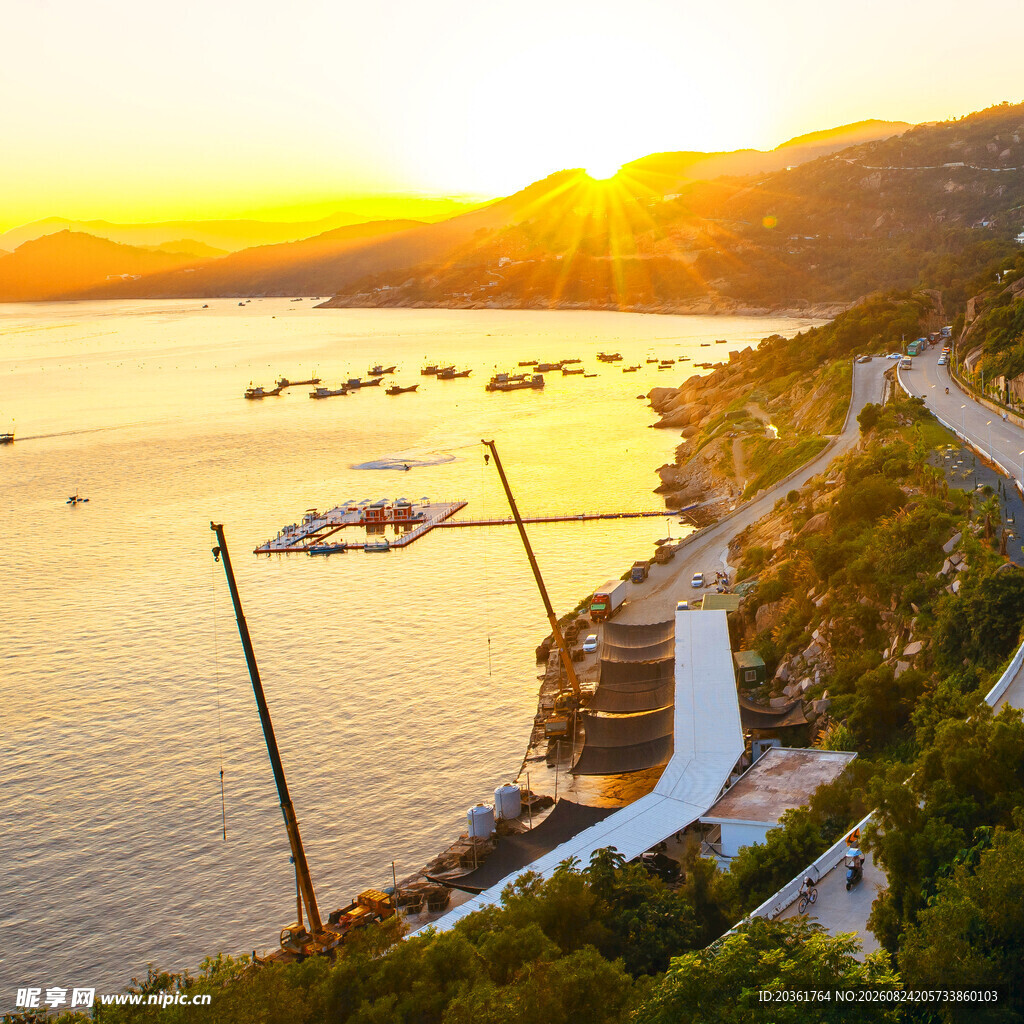 夕阳下的海滨公路美景