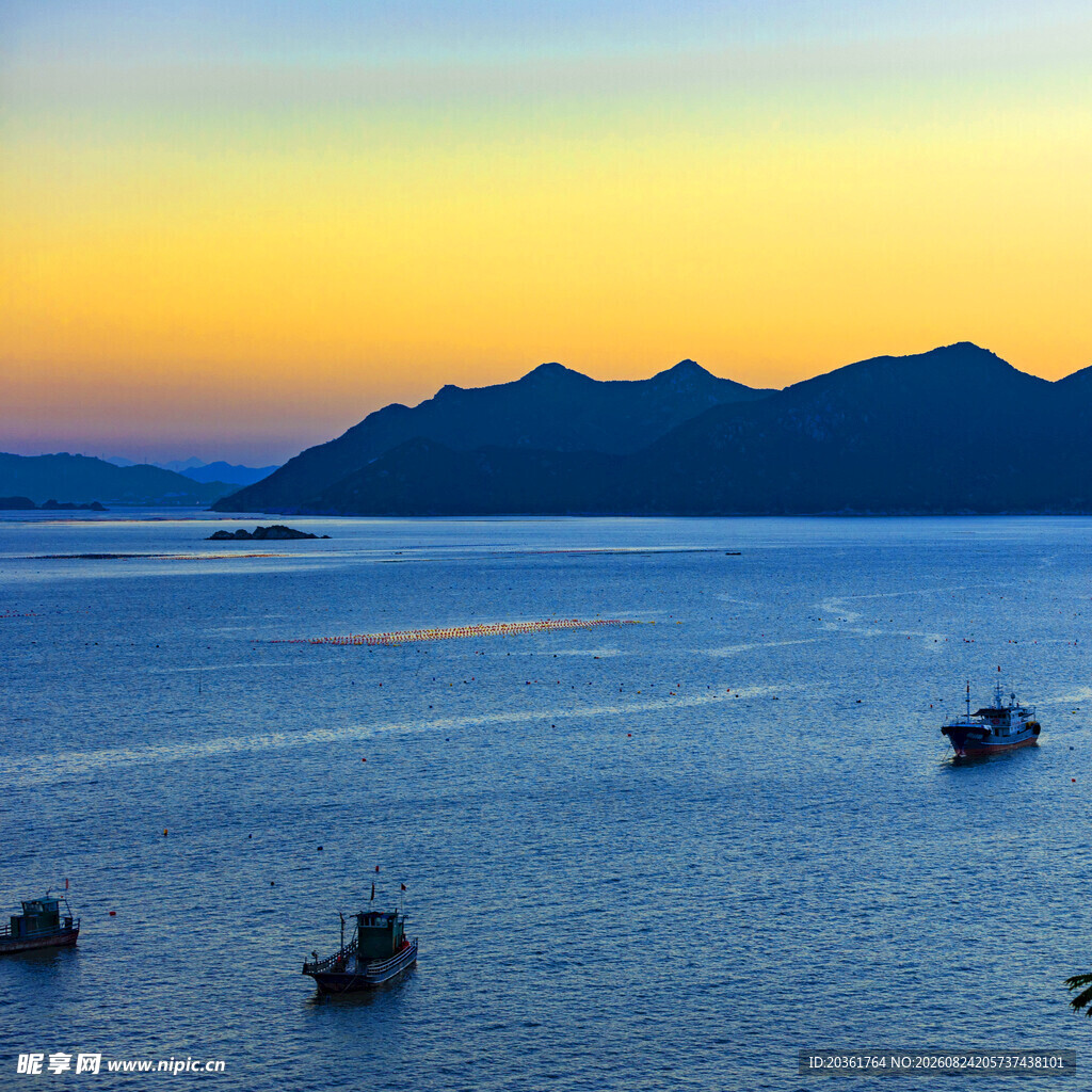 海上日落时的渔船景致