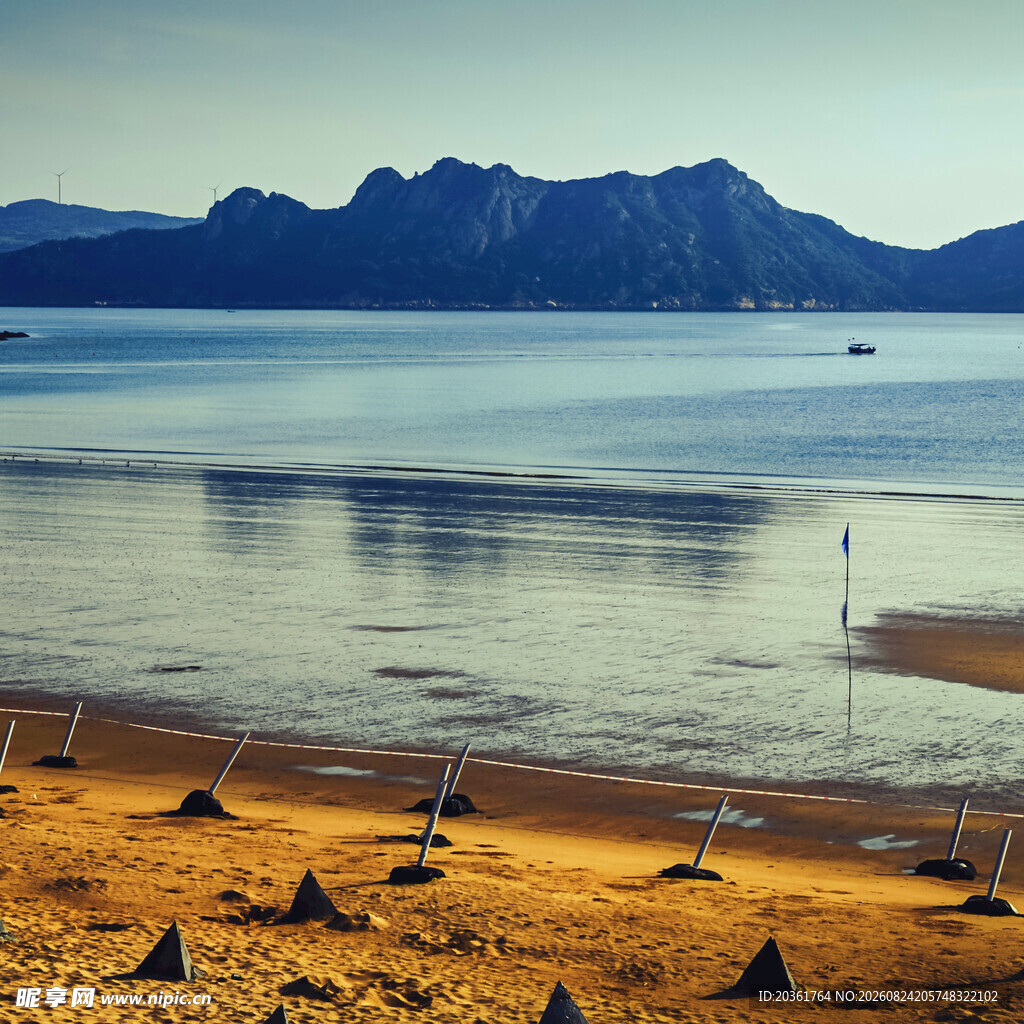 海边沙滩与远处山峦美景
