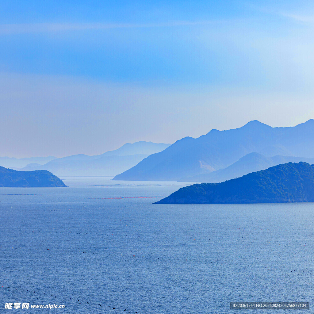 辽阔海面与远处山峦美景