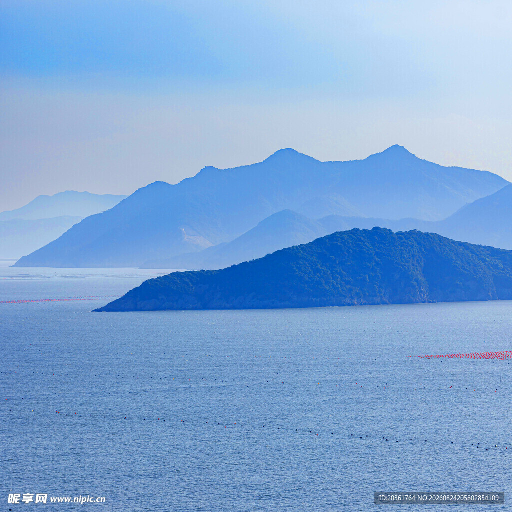 海上青山景色