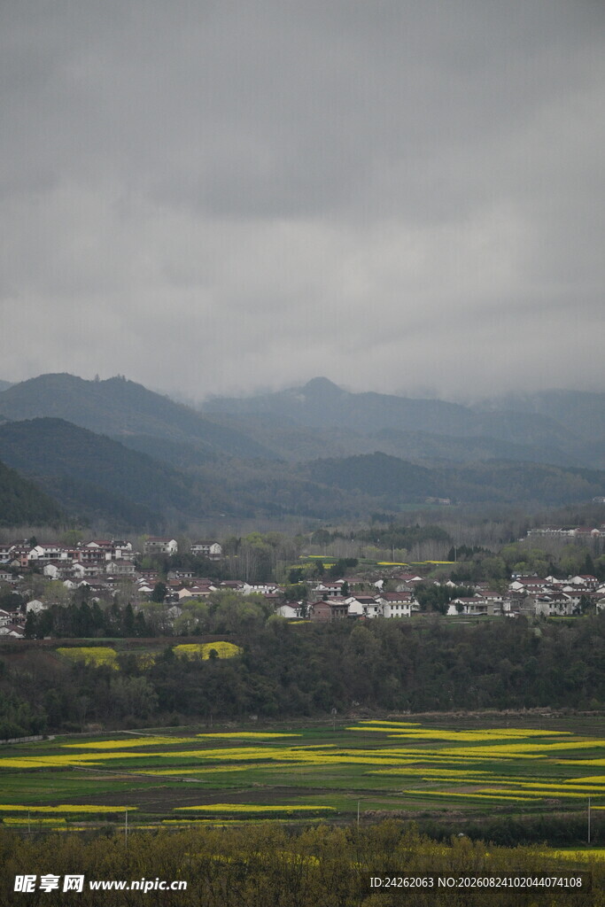 山间油菜花田与村落景观