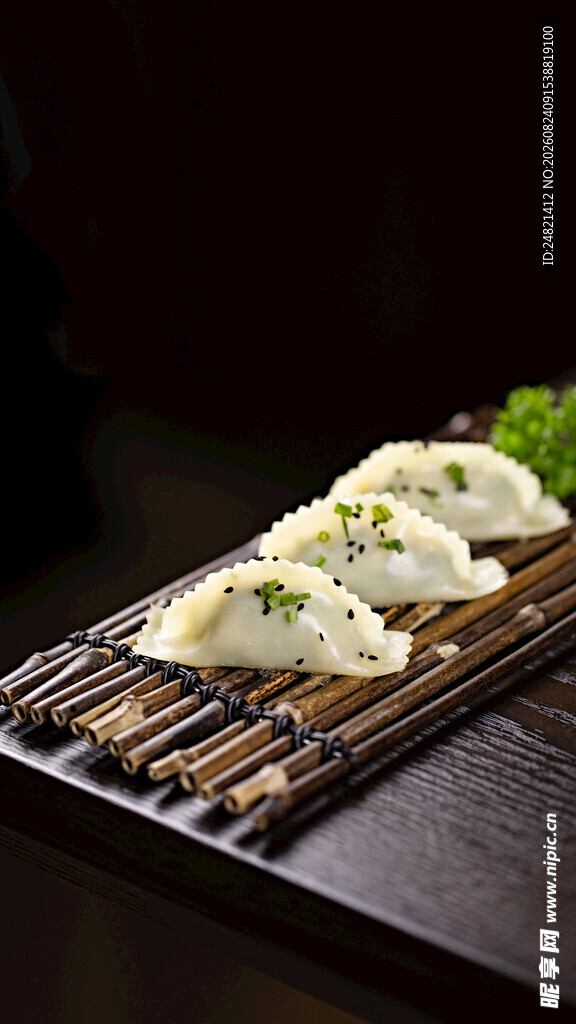 日式烤饺摆放在烤架上