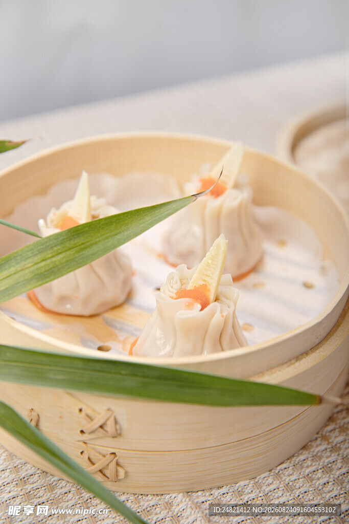 竹制蒸笼里的美味虾饺