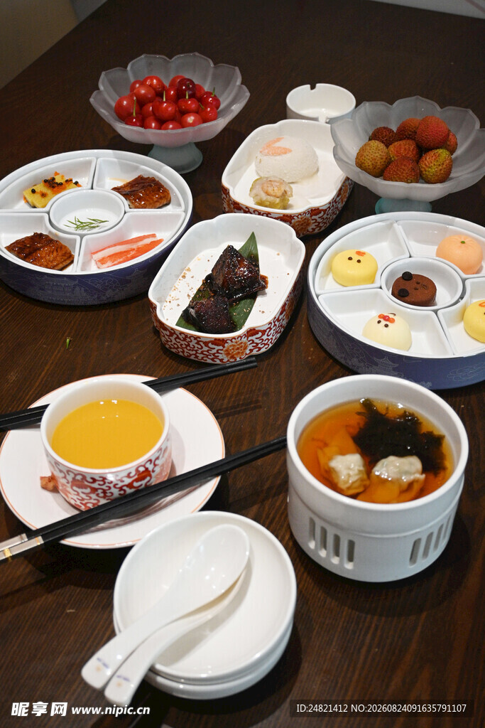 丰盛多样的美味餐食