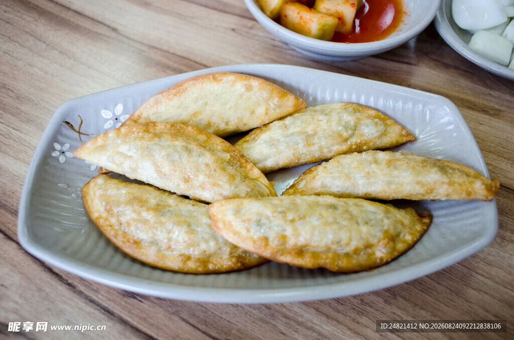 美味油炸酥饺摆于盘中
