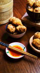 美味炸物配蘸料与筷子