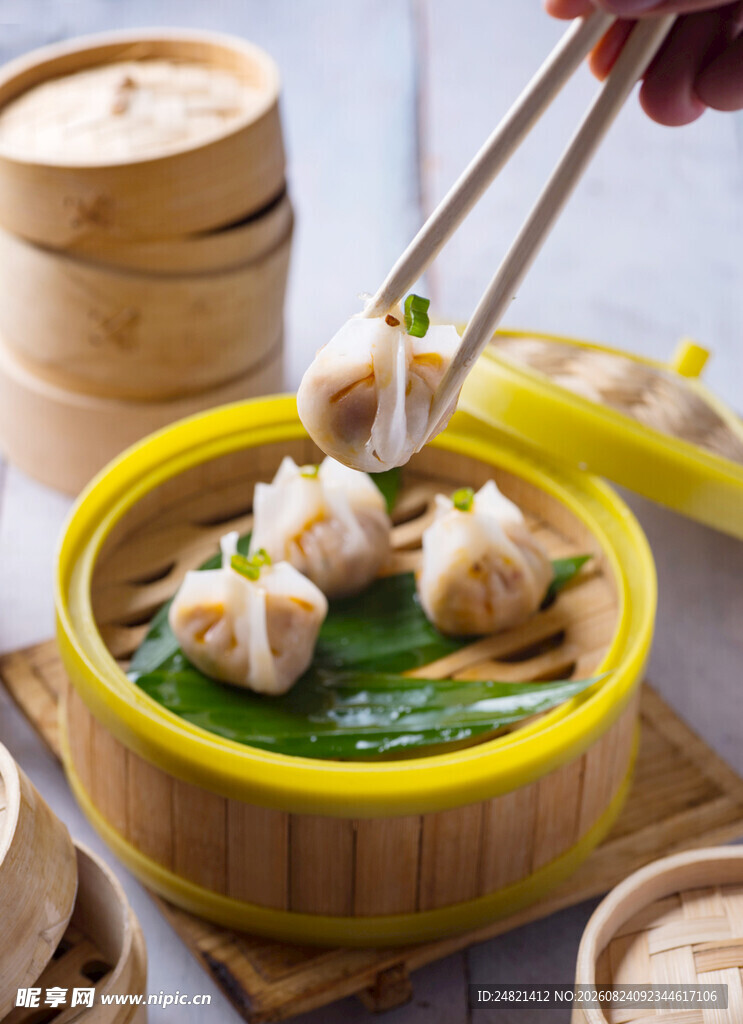筷子夹起美味小笼包