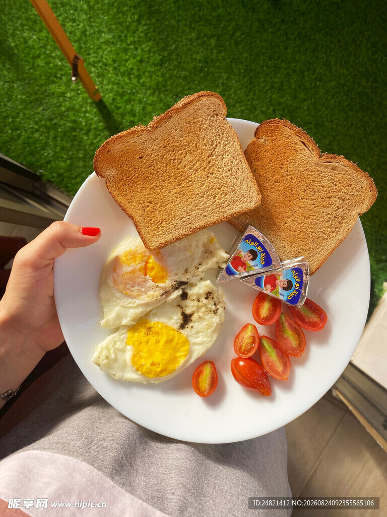 手捧美味早餐拼盘